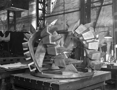 821701 Afbeelding van de fabricage van een krooncutter bij de N.V. Nederlandse Staalfabrieken DEMKA (Havenweg 7) te Utrecht.